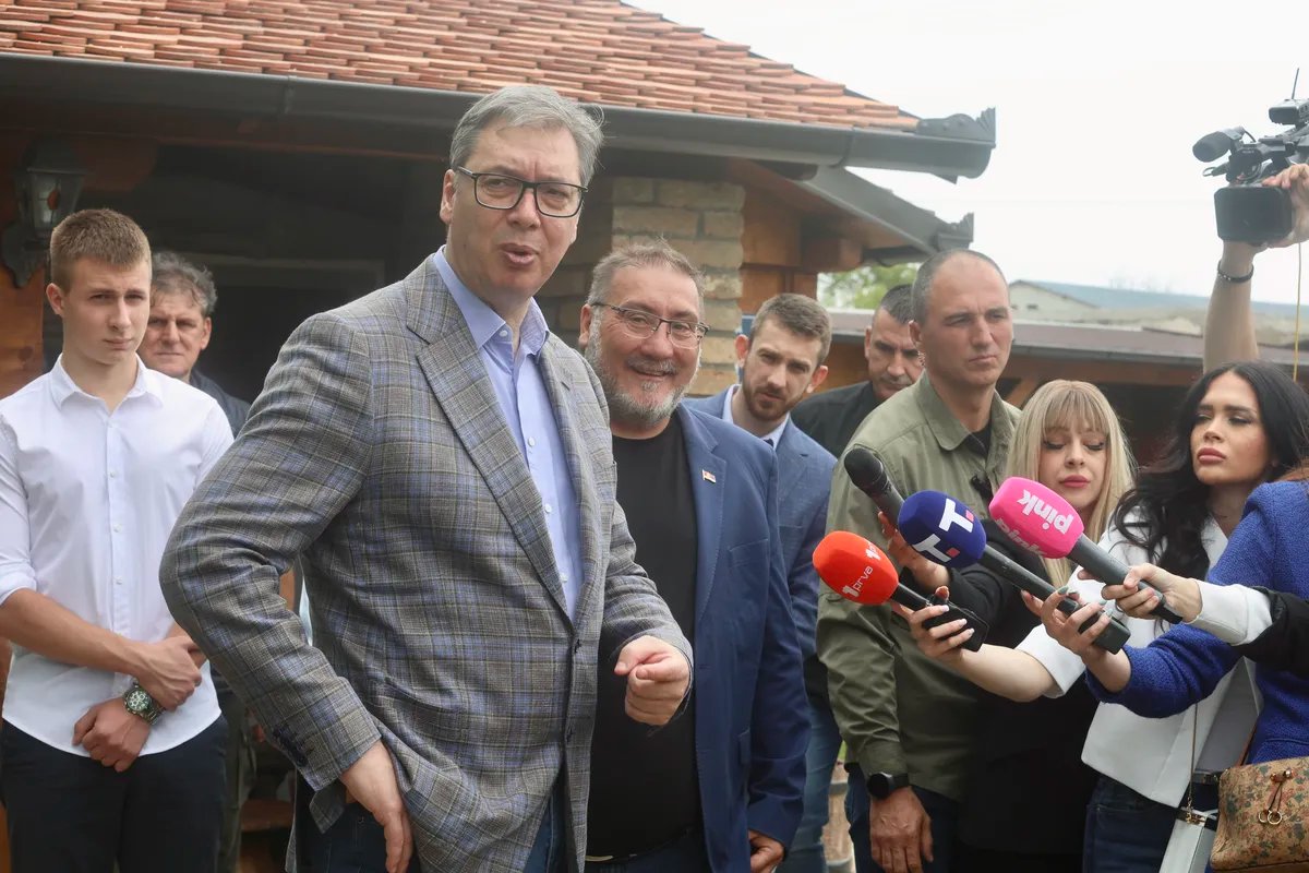 "Huliganski rečnik se preselio na vrlo visoku državnu funkciju": Zašto predsednik države promoviše samovlašće?