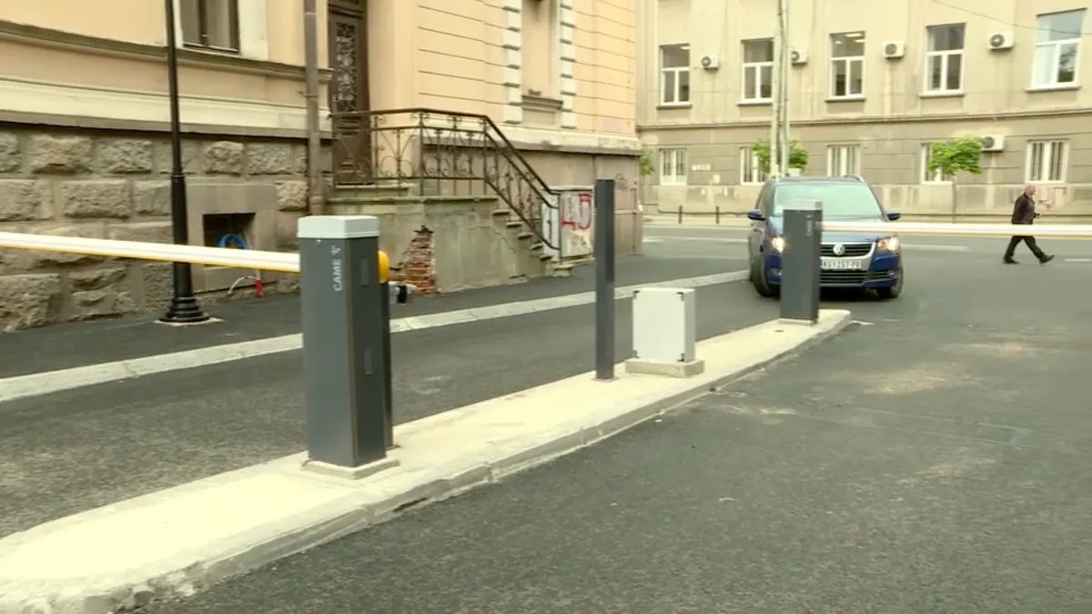Renoviran parking iza suda u Kragujevcu samo za odabrane: Zatvoren za građane, rezervisan samo za funkcionere