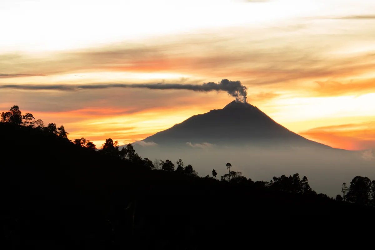 Tela izvučena iz indonežanskog vulkana nakon erupcije u kojoj su poginula 3 planinara