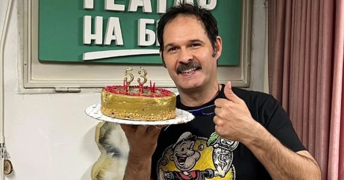Poznati glumac proslavio rođendan na sceni, torta iznenadila prisutne: Niko ne veruje koliko je godina napunio