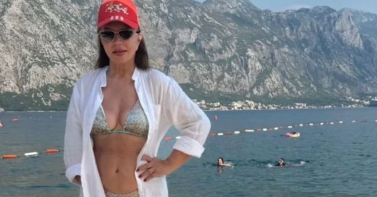 Pevačica se skinula u 8. deceniji u kupaći sa prorezima do pupka, ovo je TAJNA njenog izgleda "Umreću gladna"