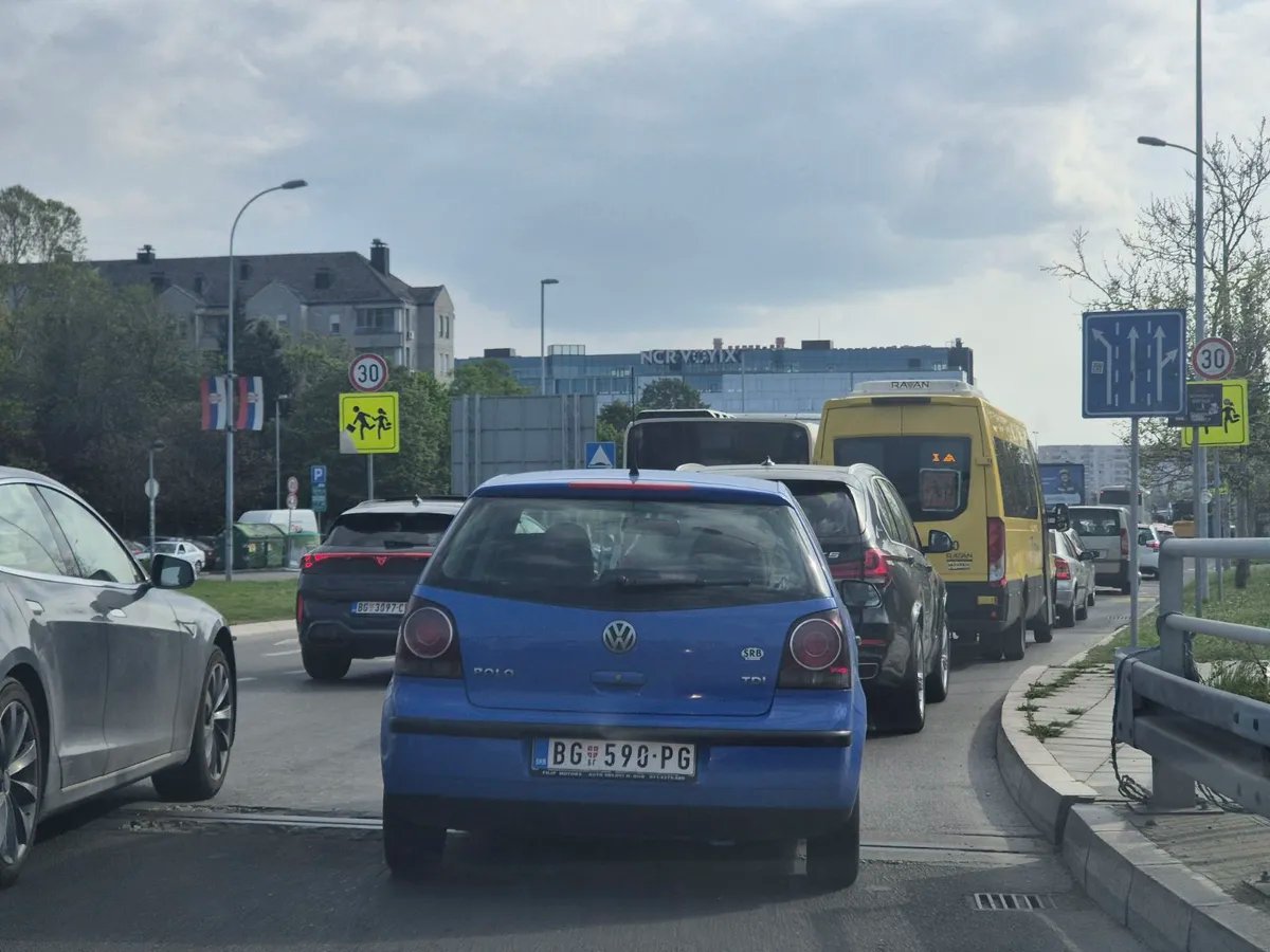 AMSS: Pojačan saobraćaj na prilazima gradovima, kamioni na granicama čekaju i do četiri sata