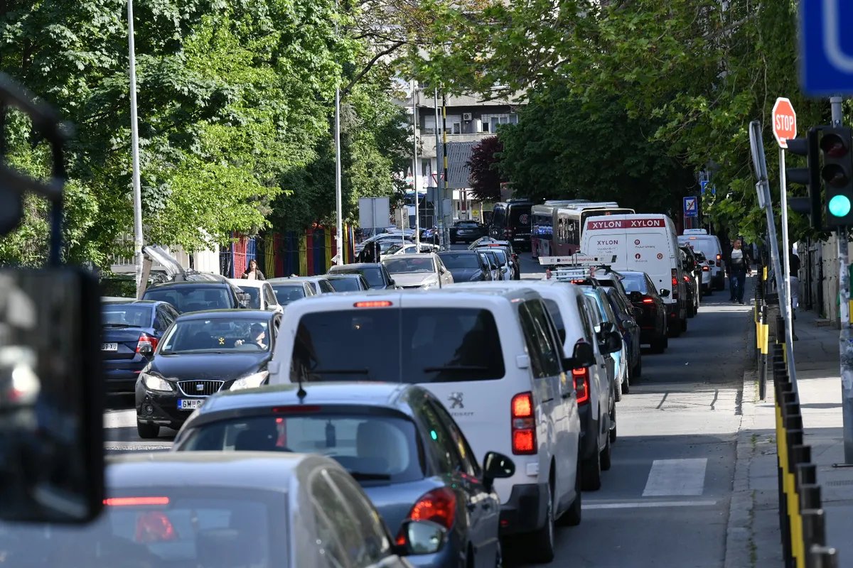 Pojačan saobraćaj na prilazima gradovima, kamioni na granicama čekaju i do četiri sata