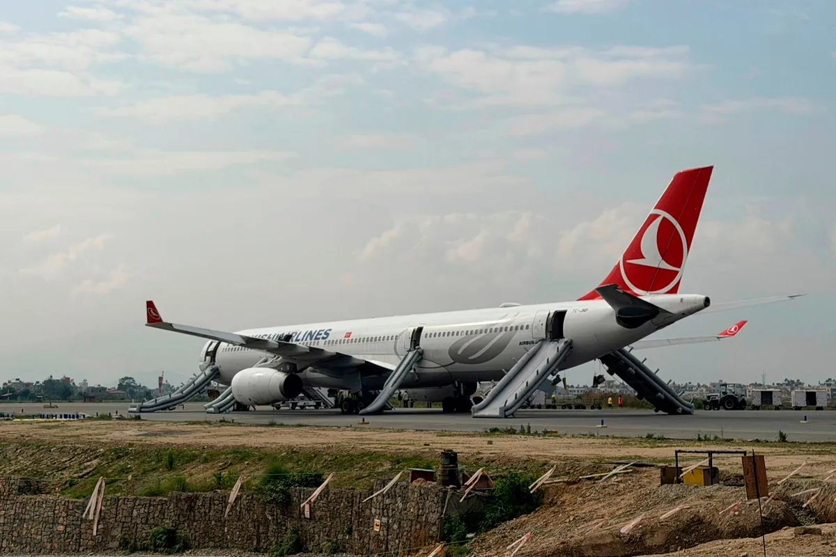 Avion Turkiš erlajnsa se zapalio pri sletanju u Nepalu, nema povređenih osoba