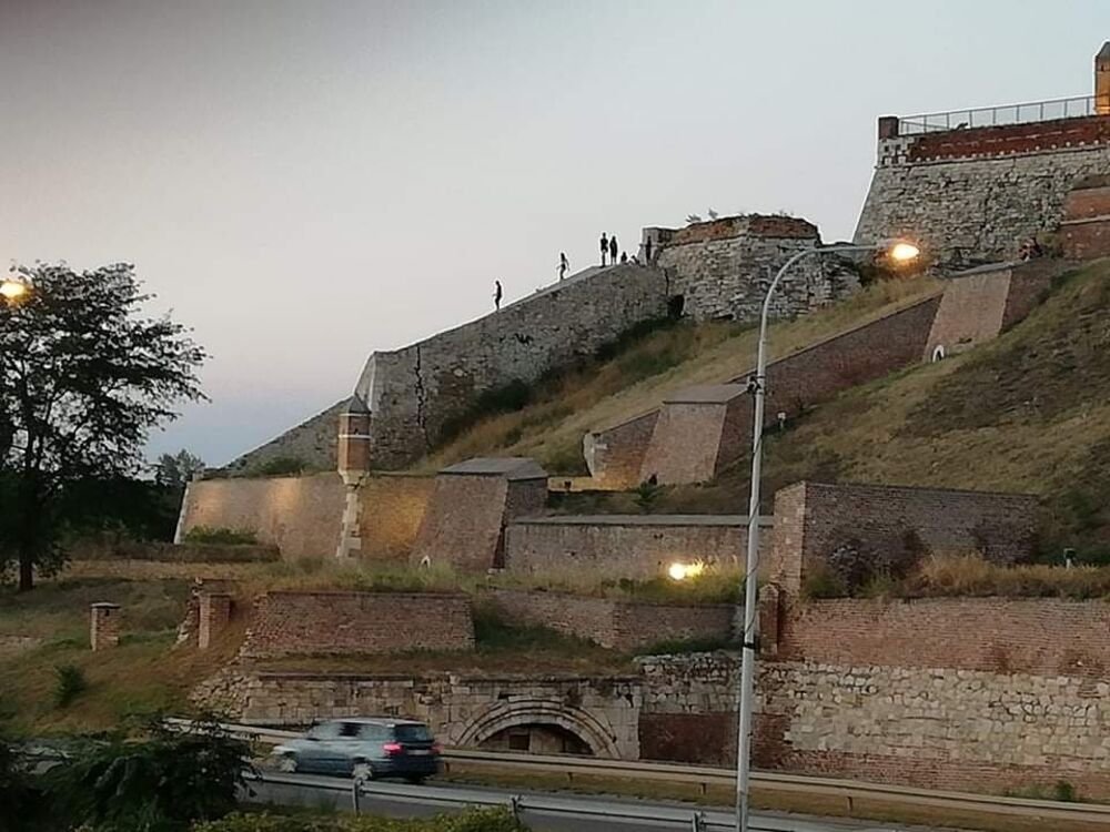 MLADIĆ (24) IZBODEN NOŽEM KOD SPLAVA NA KALEMEGDANU: Inspektorima ispričao BIZARNU priču, ispituje se SVAKI DETALJ!