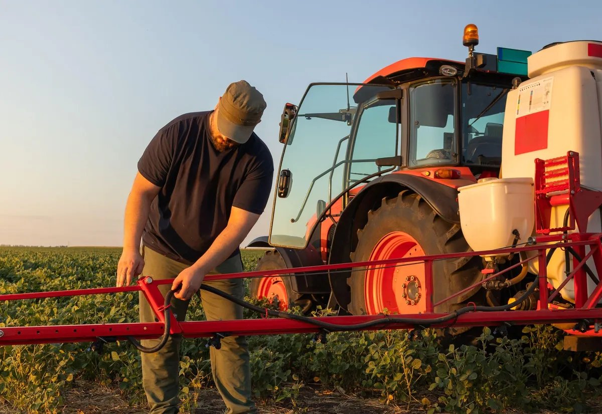Poljoprivrednik hteo da napravi prolaz za traktor: Kad su počeli da kopaju zemlju, nisu mogli da poveruju kakvo blago su otkrili
