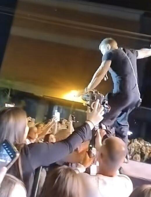SAŠA KOVAČEVIĆ PAO SA BINE: Pevač držao govor i samo se srušio (VIDEO+FOTO)