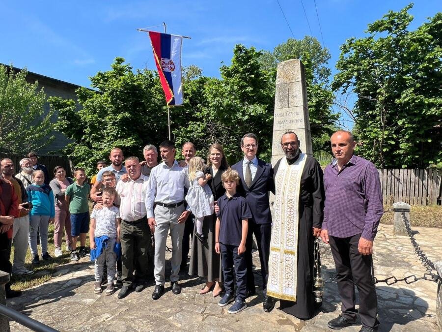 Posle više od 100 godina potomak kralja Aleksandra ponovo u Baničini - princ Filip sa porodicom odao poštu srpskim herojima