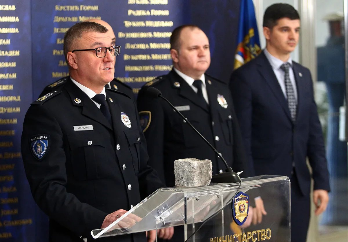 Na konferenciji pokazivao kamen kojim su gađani policajci: Za načelnika Uprave policije ponovo postavljen Ivica Ivković