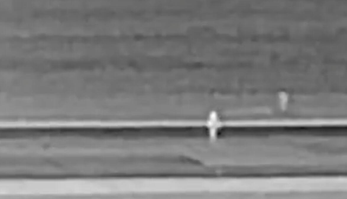 (UZNEMIRUJUĆI VIDEO) NOVI HOROR SNIMAK SA AERODROMA! Avion ubija čoveka na pisti! "Gledao sam kroz prozor i video njegove noge kako se vrte u motoru, užasno"