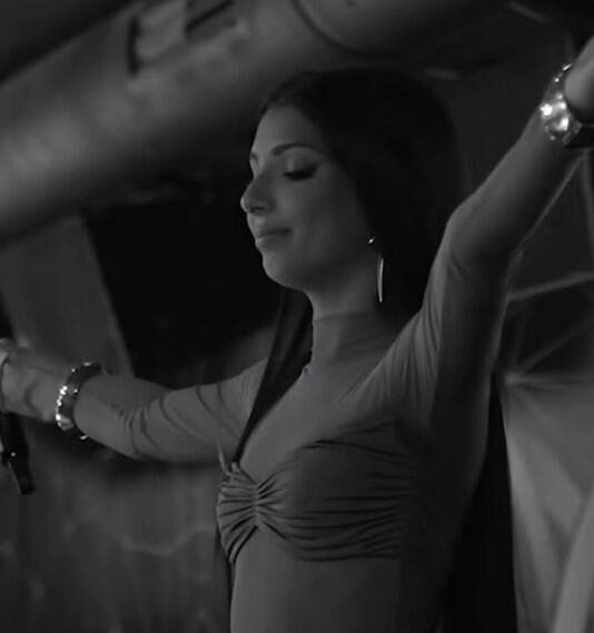 ZAPALILA KLUB! ANĐELA ODRŽALA PRVI NASTUP U KARIJERI: U uskom miniću izazvala haos, kad je zapevala "Đurđevdan" nastao delirijum (VIDEO)