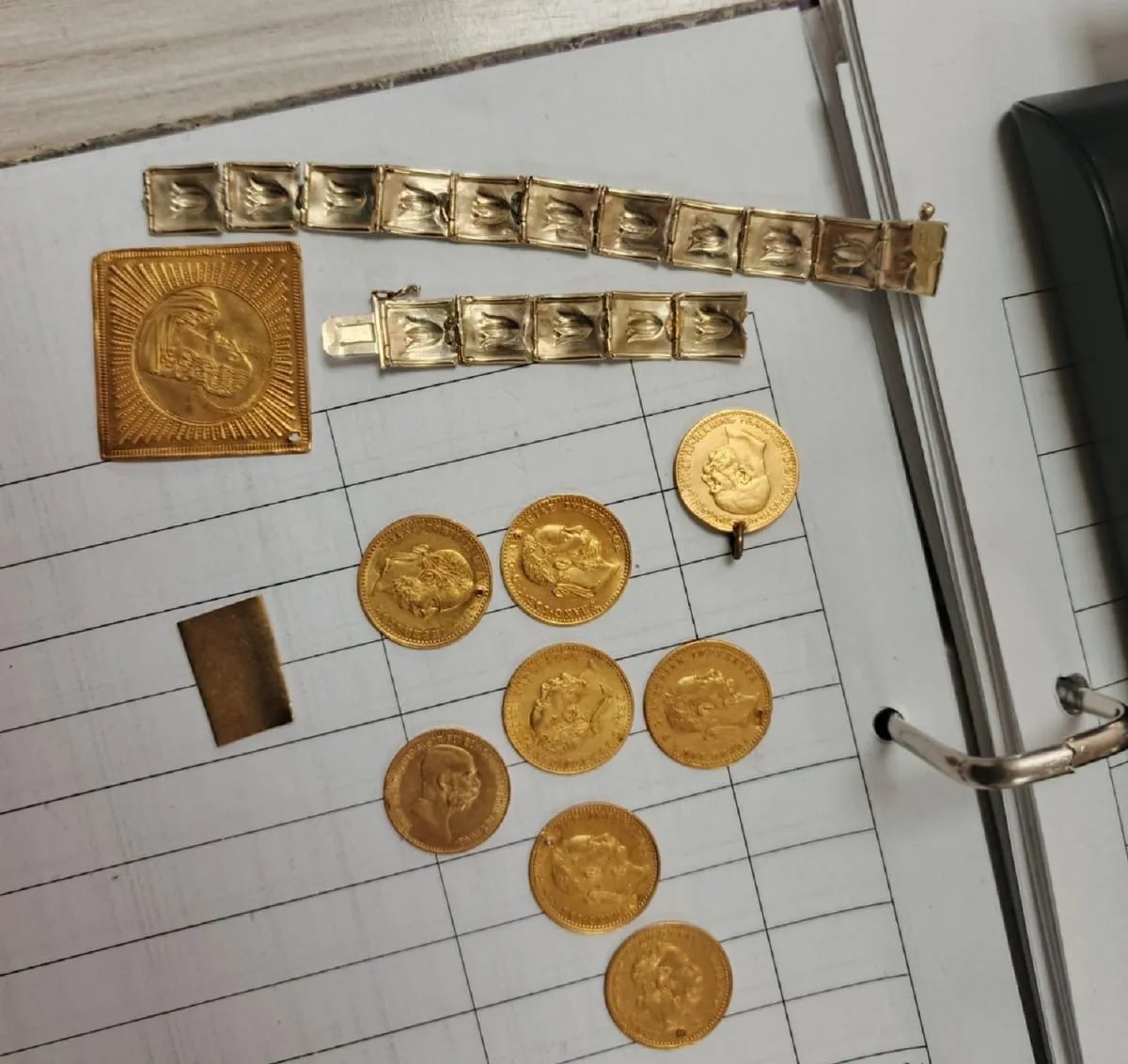 Carina: Zaplenjeni dukati, gotov novac, satovi i poštanske marke vredni 40.000 evra