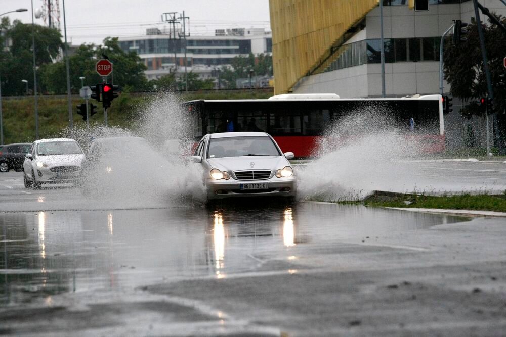 SNAŽNO NEVREME SE SRUČILO NA BEOGRAD! Vozila jedva mile, ne vidi se prst pred okom - scene kao iz horora! (VIDEO)
