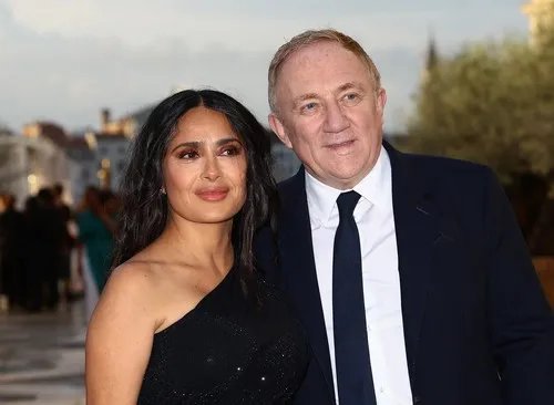 Salma Hajek se sa porodicom pojavila na prestižnom događaju: Njena ćerka privukla je veliku pažnju FOTO