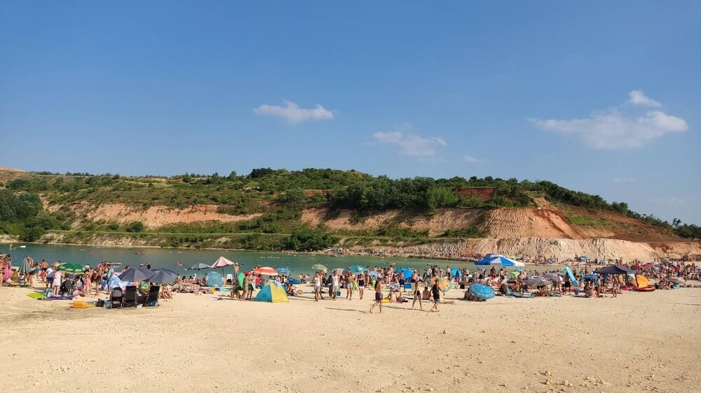 Na svega sat vremena od Beograda krije se srpsko "more"! Tirkizna boja vode, divlje plaže, a jedno je baš posebno