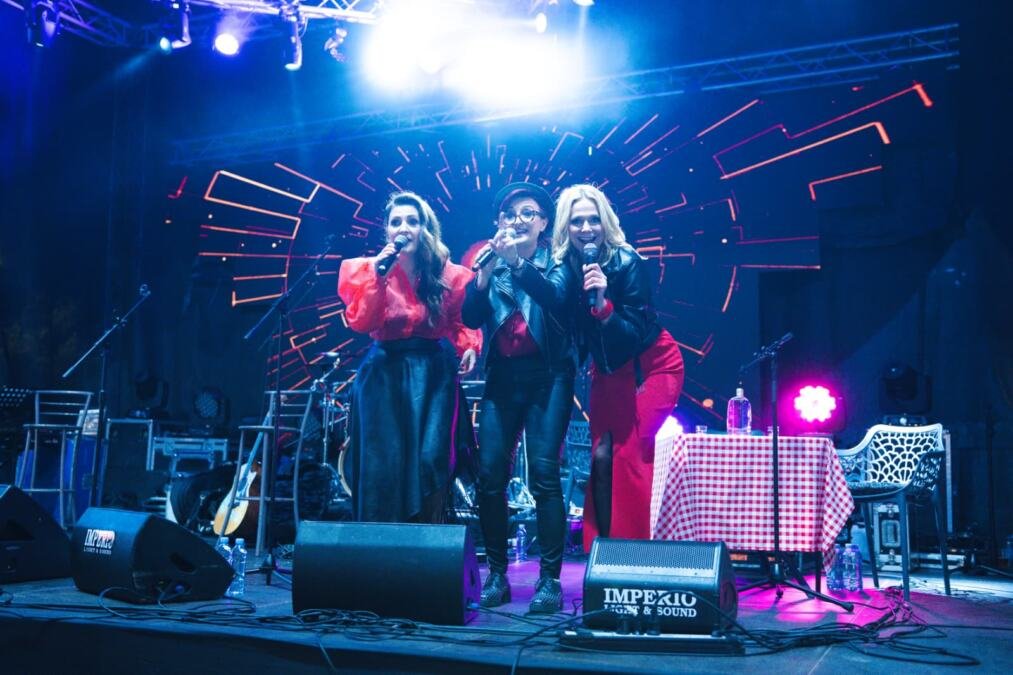 "FRAJLE" RASPEVALE TUZLU: Gradsko veče muzike, emocija, humora i panonskog šarma (FOTO)