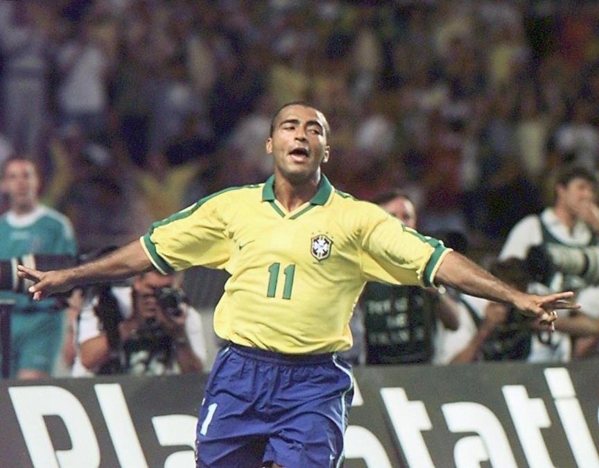 LEGENDARNI BRAZILAC ZAVEO DRUGARICU BIVŠE DEVOJKE: Vodi je svuda po Evropi, mlađa je od njega 34 godine...