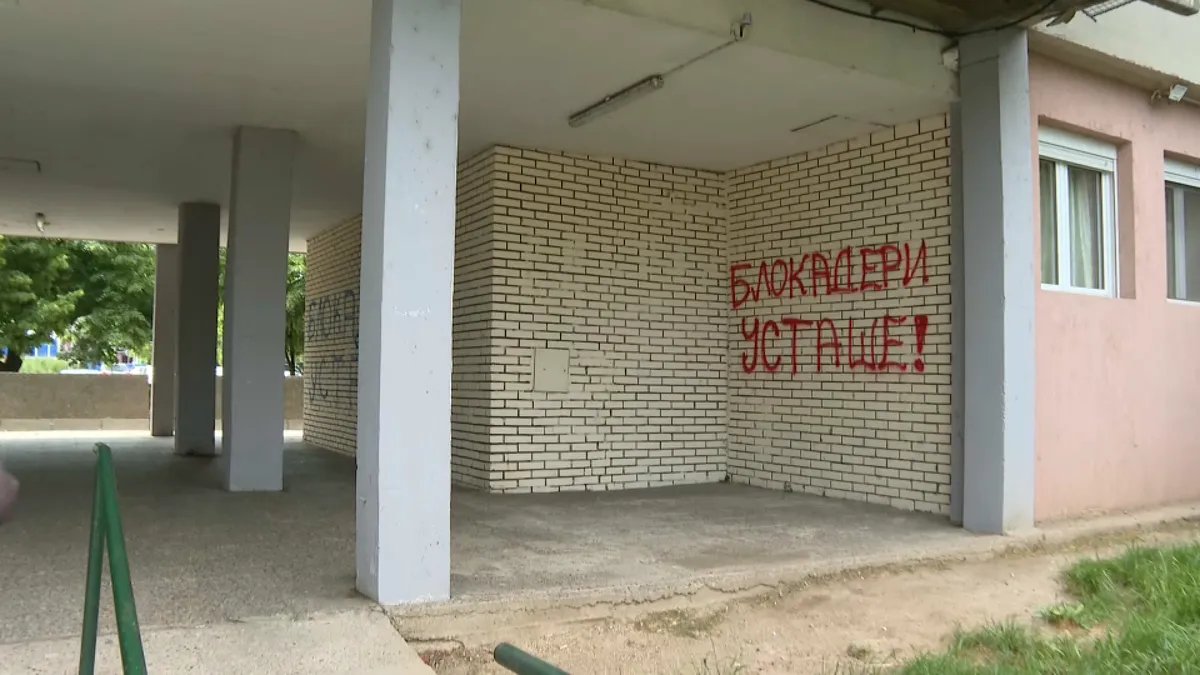 Maskirani ispisuju poruke mržnje: Politički rijaliti na beogradskim fasadama