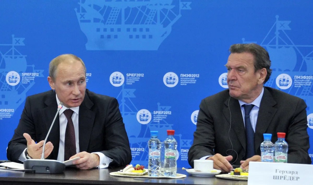 EU oštro odgovorila na ruski predlog: "Jasno je zašto Putin želi Šredera za posrednika o Ukrajini - da bi sedeo sa obe strane stola"