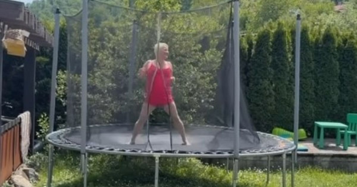 Maja Nikolić trenira na trambolini: Skače i vrišti od sreće, a grudi samo što ne ispadnu