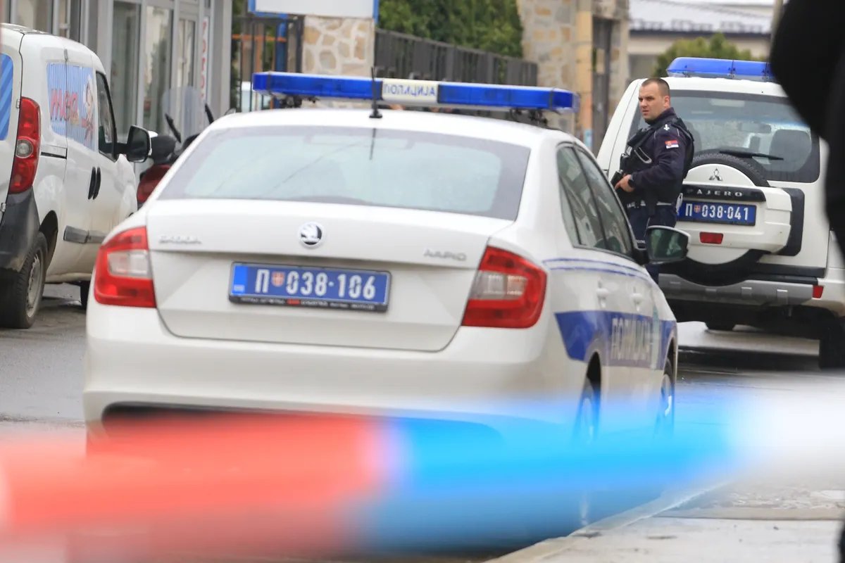 Saobraćajna nesreća u Novom Pazaru: Učestvovao autobus i dva automobila, jedna osoba teže povređena, a tri lakše VIDEO