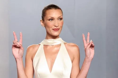 Bela Hadid u najatraktivnijem izdanju do sada: Jedna od najtraženijih manekenki na sopstveni događaj stigla u neobičnom stajlingu FOTO