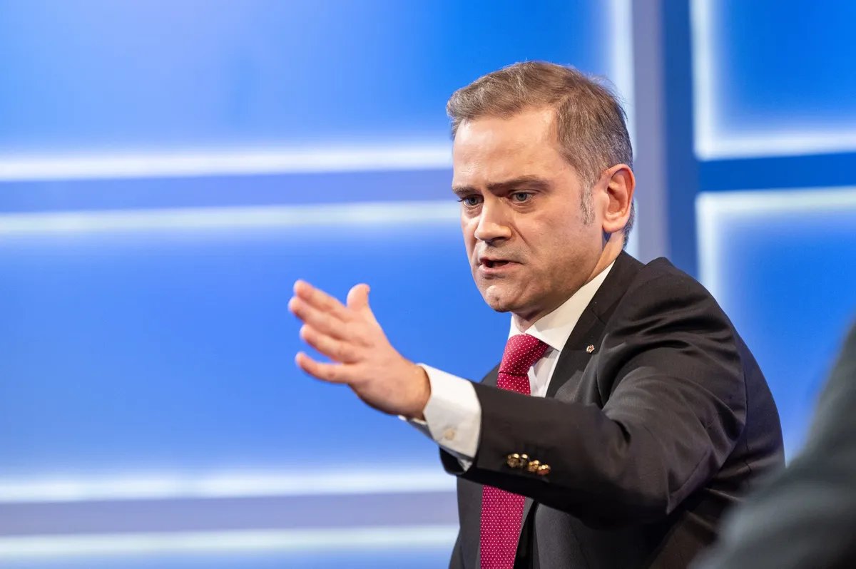 "Miodrag Škrbić, vlasnik kompanije NITES u kojoj radi i brat Darije Kisić, a  koja je dobila višemilionske poslove od srpskih organa - postavljen za počasnog konzula u Češkoj"