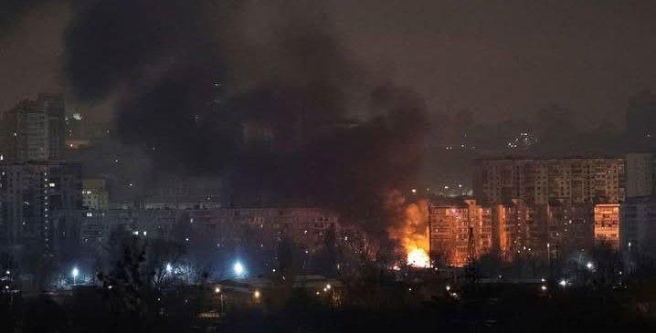 ČIM JE ISTEKLO PRIMIRJE USLEDIO JE NAPAD! Ruski dron pogodio stambenu zgradu u Kijevu, objavljeni snimci (FOTO/VIDEO)