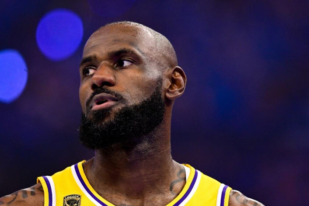 DA LI JE OVO KRAJ? NBA svet bruji o mogućem oproštaju "Kralja"! Lebron slomljen posle "metle" - ne zna da li će se vratiti!