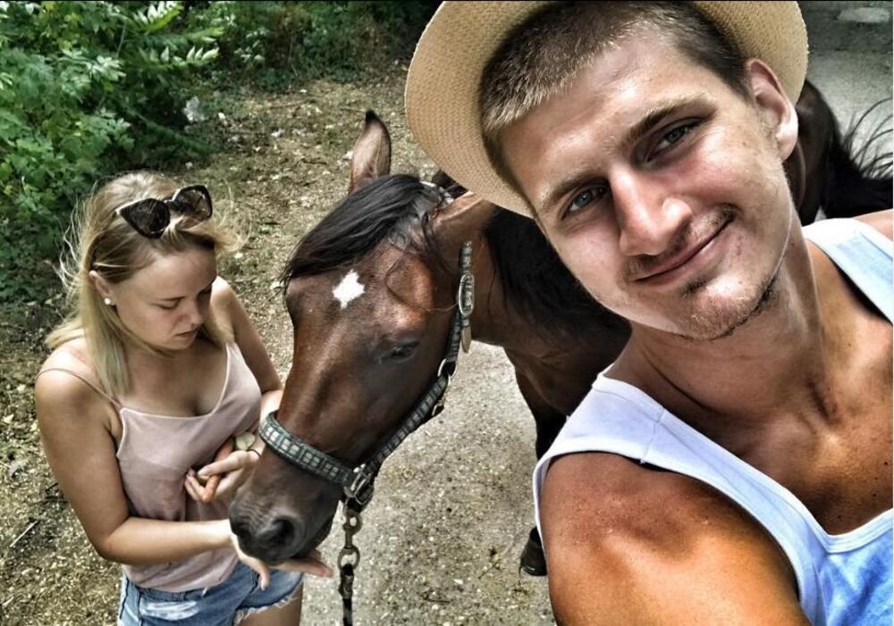 NIKOLA JOKIĆ JE OVOG SRPSKOG PEVAČA 3 PUTA MOLIO DA MU PEVA NA SVADBI! On ga je lagano odbio: SADA JE OTKRIO ZAŠTO!