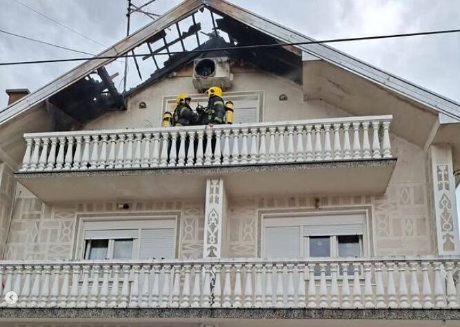 GROM ZAPALIO KUĆU U POŽAREVCU: Udar je bio toliko jak da je krov planuo kao da je od papira! Jako nevreme pravi ršum po Srbiji već drugi dan (FOTO)