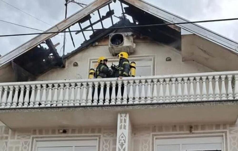 GROM UDARIO U KUĆU U POŽAREVCU PA ZAPALIO KROV: Nevreme već pravi haos po Srbiji (FOTO)