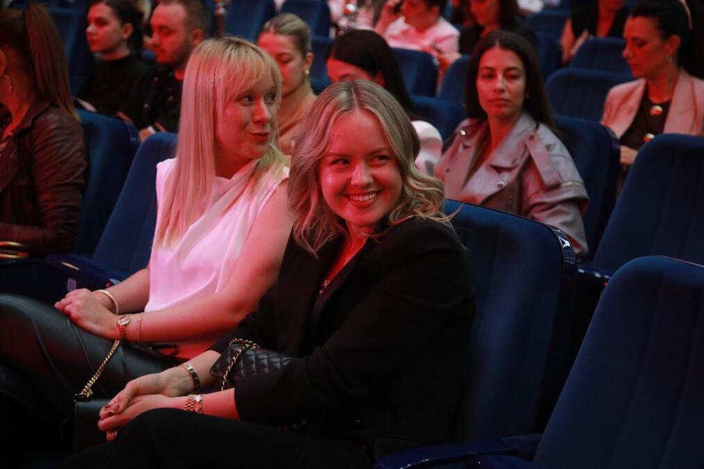 SVASTIKA NIKOLE JOKIĆA PRVI PUT U JAVNOSTI: Radila intervju sa zetom, a evo za koga je čuvana stolica na koncertu pored Natalije i Maje