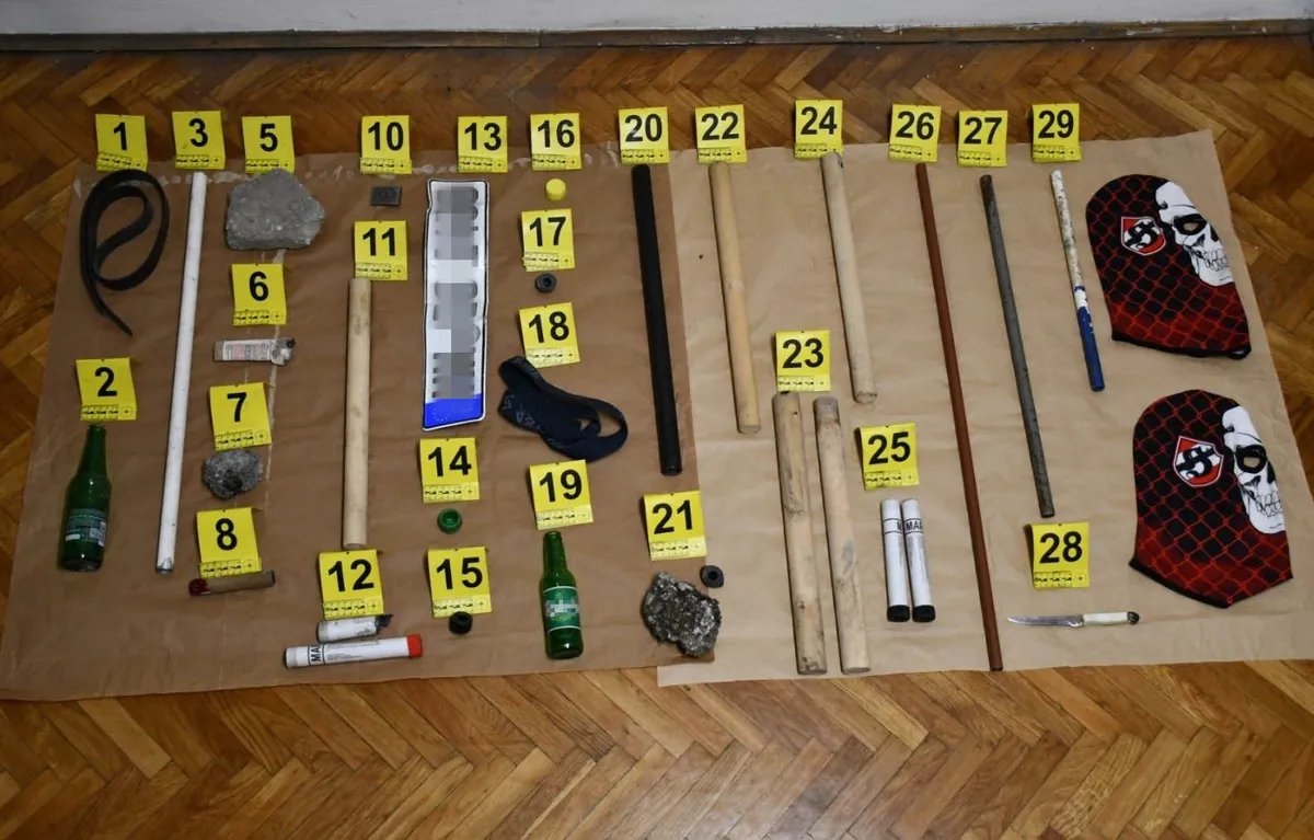 Maskirani huligani sa bakljama, motkama i kaiševima pokušali da uđu na stadion: Uhapšeno 20 osoba iz Čačka, povređeno sedam policajaca