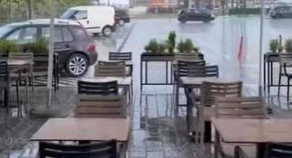 I U OVOM DELU SRBIJE PADA JAK GRAD: Novi snimak NEVREMENA i OLUJE se ŠIRI MREŽAMA (VIDEO)