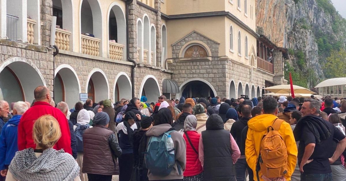 Svi putevi danas vode ka manastiru Ostrog: Hiljade mladih pešačilo satima, noćas su spavali na kamenu