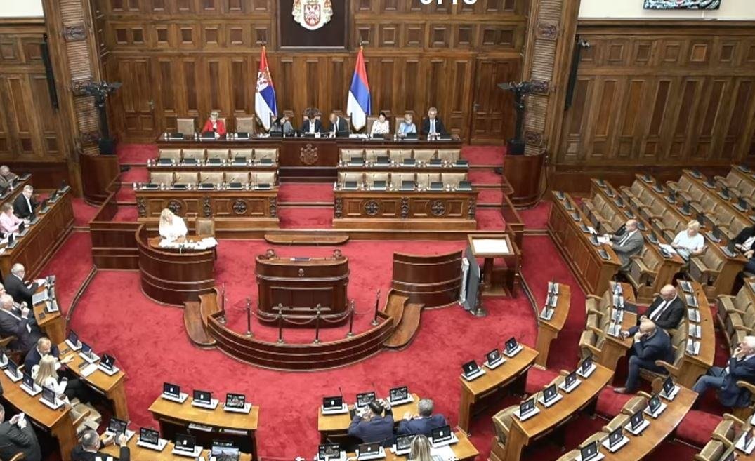 JEL' REALNO?! OPOZICIJA EM NIJE GLASALA ZA ZAKONE KOJE SU PREDLOŽILI, EM DEO NIJE DOŠAO NA POSAO! Poslanici vlasti izglasali predlog blokadera, drugi im prop'o