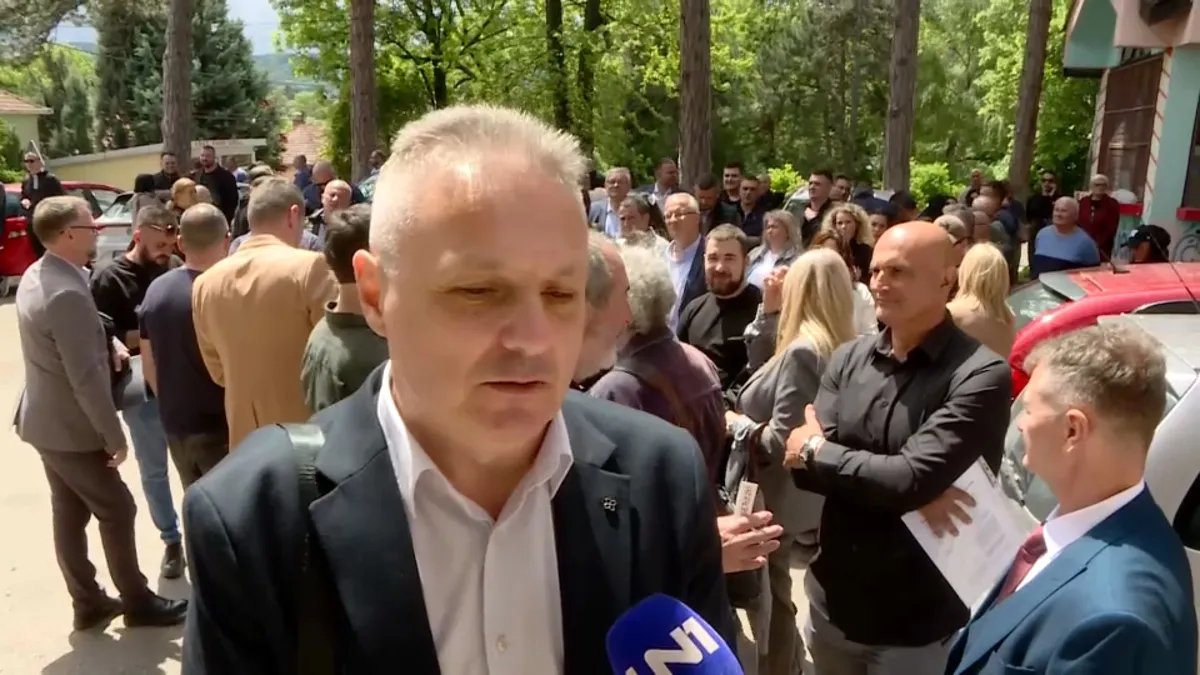Konstitutivna sednica Skupštine opštine u Aranđelovcu: Okupili se građani, ali i pristalice SNS