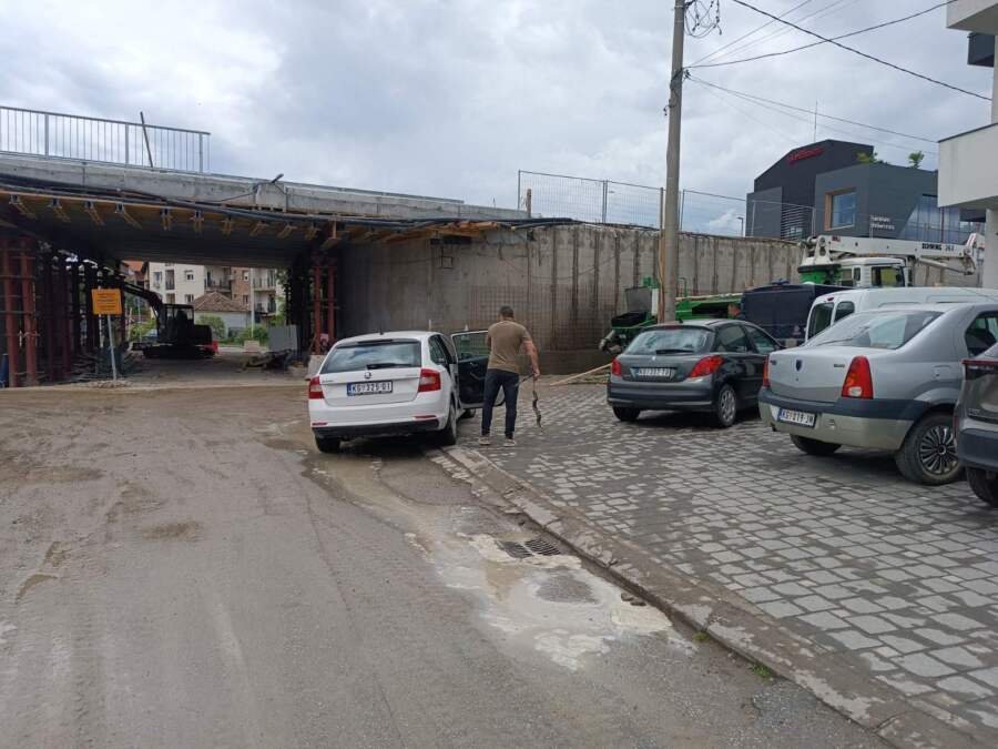 RADNICI POVREĐENI U KRAGUJEVCU: Nesreća tokom rekonstrukcije nadvožnjaka, dvoje prevezla Hitna pomoć (foto)