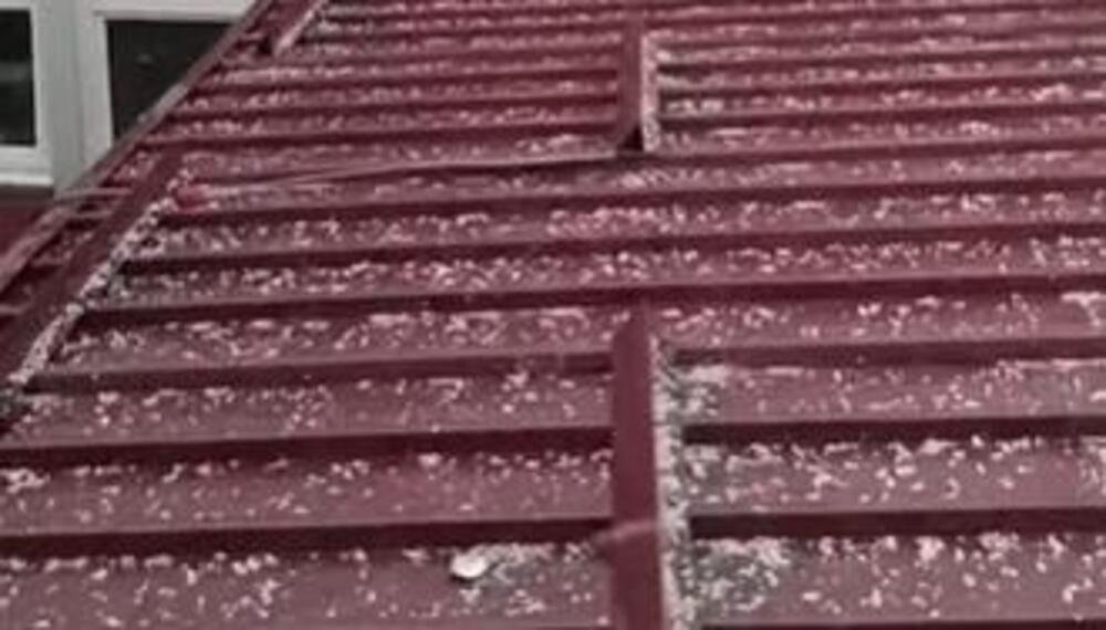 ZAGAZILI U PROLEĆE, A SNIMAK IZ OVOG GRADA PODSEĆA NA ZIMU: Grad ZABELEO KROVOVE, TUKAO SVOM SILOM (VIDEO)