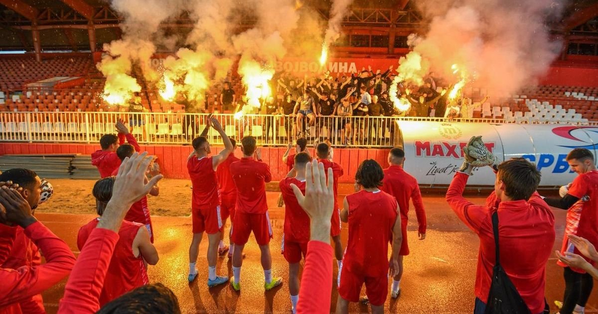 Kakve scene u Novom Sadu, navijači Vojvodine došli na trening pred finale Kupa, držali govor, palili baklje…