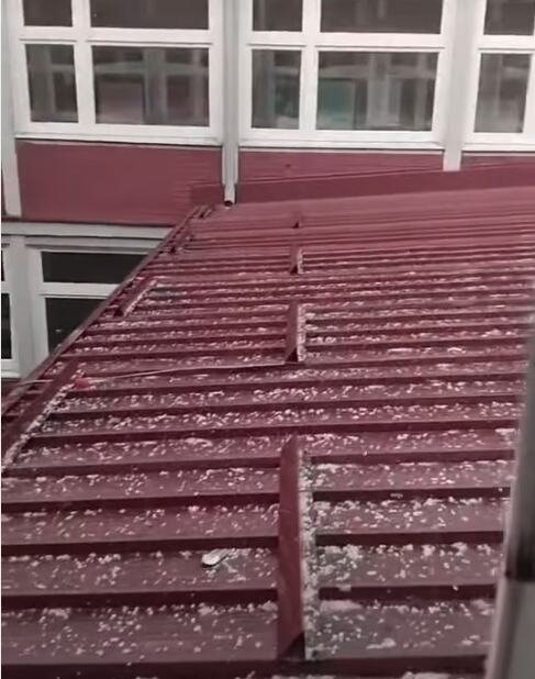 Snažno nevreme paralisalo ovo mesto, grad lomio sve pred sobom: Usred maja sve se zabelelo kao usred zime! (VIDEO)