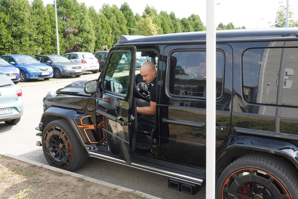 "ON JE NAŠA LEJDI GAGA, LIK JE UMETNIK" Komšije obožavaju Desingericu, a evo šta kaže njegov profesor iz škole: Nema poštovanja, glupira se...