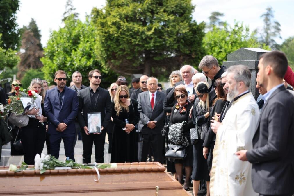 NAJEMOTINIJI TRENUTAK NA SAHRANI VLADIMIRA CVETKOVIĆA! Legenda ispraćena na večni počinak uz Đurđevdan! Pogledajte scenu koja kida dušu!