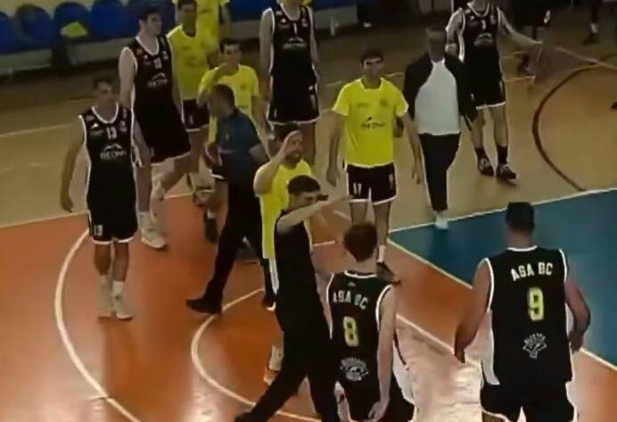SIGURNO NE ZNATE DA OVA LEGENDA JOŠ UVEK IGRA KOŠARKU! Jedan je od najboljih iz svoje generacije, dominira i u petoj deceniji! Pogodio je koš sa celog terena