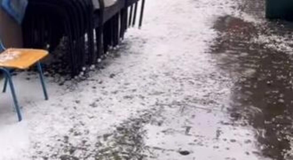 OLUJA SA KIŠOM I GRADOM NAPRAVILA HAOS U OVOM DELU SRBIJE: Potoci liju ulicama, sve se zabelelo (VIDEO)