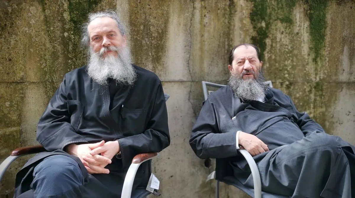OTKRIVAMO Saradnik mitropolita Justina u potpunoj izolaciji, zatvoren i pod nadzorom: Njegov brat tvrdi da je kao u "najstrožem zatvoru" i da su mu zabranjene posete