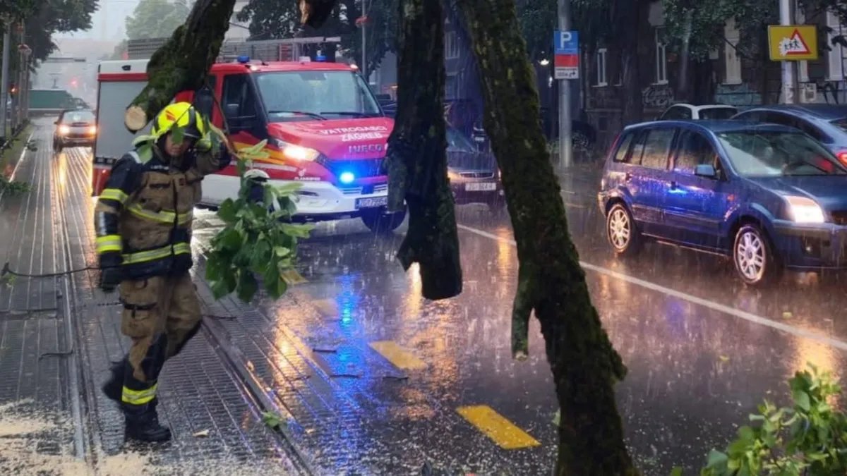 U Zagrebu više intervencija zbog nevremena, jedna osoba lakše povređena prilikom pada grane