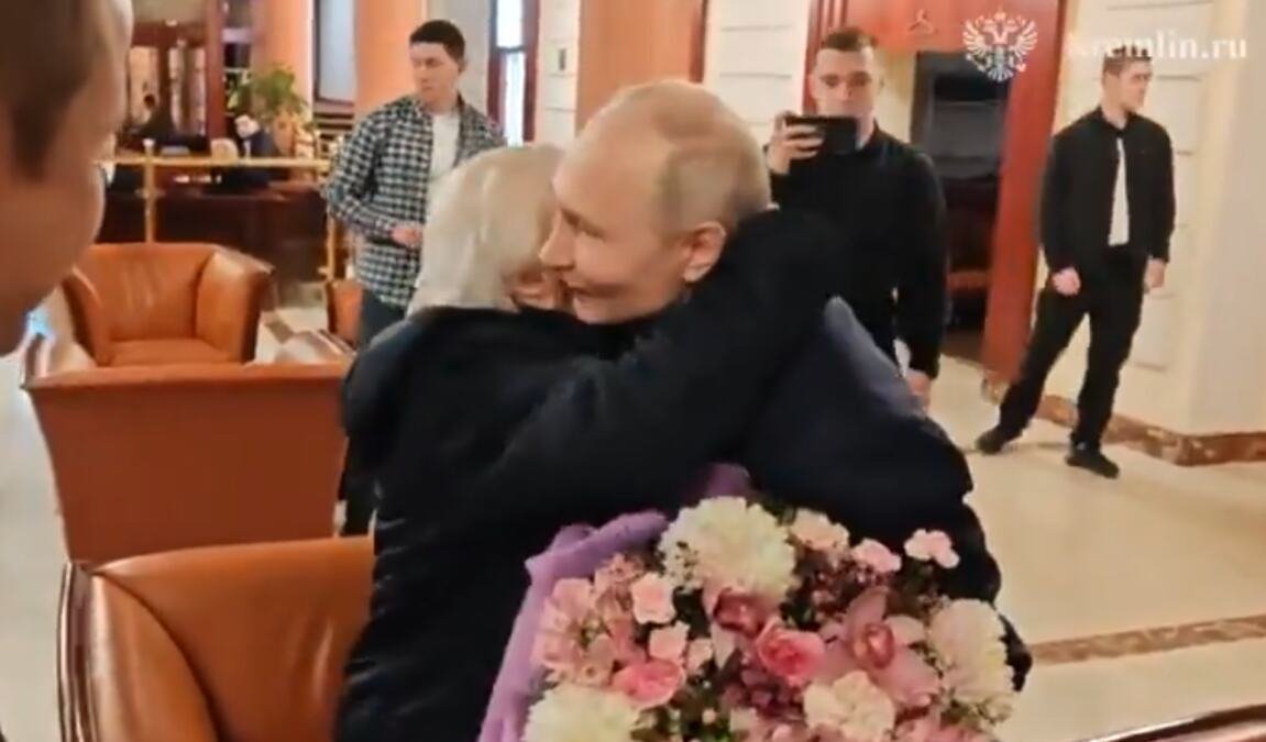 PUTIN IZVEO NA VEČERU SVOJU BIVŠU NASTAVNICU: Kamera zabeležila emotivan susret sa ženom koja mu je PROMENILA ŽIVOT! (VIDEO)