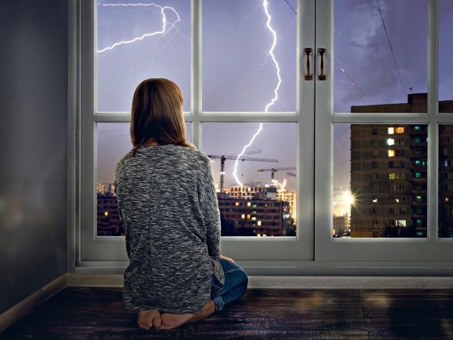 Kada počne oluja, odmah isključite ove aparate iz struje: Zbog jedne greške u kupatilu i kuhinji možete ozbiljno da nastradate